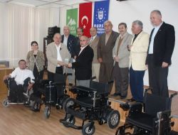 Emekliler Birlik Oldu, Engellilere Akülü Sandalye Aldı
