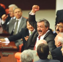 Sinir Krizi Geçirdi, Parmağı Kırıldı!!