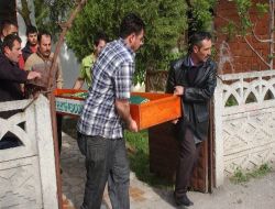50 Yaşındaki Kadın Eşarbıyla Kendini Astı