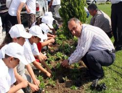 Doğayı Koruma Adına Kemer'e Çiçek Dikildi