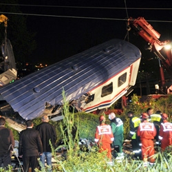 Trenler Çarpıştı: 32 Yaralı