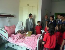 Silopili Minikler Hastalara Hediye Dağıttı