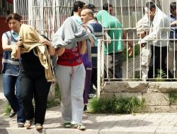 Kız Çocuğunu Fuhuşa Teşvik Ettikleri İddiasıyla 3'ü Kadın 8 Kişi Gözaltına Alındı