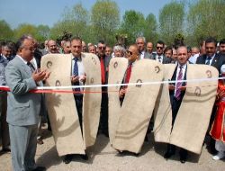 Vali Yardımcısı Ve Belediye Başkanı Mera Açılışında Kepenek Giydi