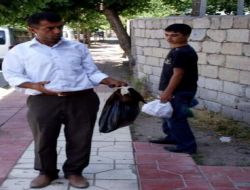 Hastalanan Kuzuyu Poşetle Veterinere Götürdü