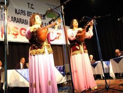Azerbaycanlı Kadın Aşıklar İzleyenleri Mest Etti