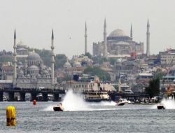 Sürat Tekneleri Haliç'i Dalgalandırdı..