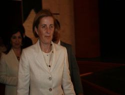 Bakan Kavaf, 'yılın Annesi'nin Cam Kemik Hastası Kızına Bilgisayar Hediye Etti