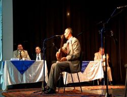 Âşık, Rakibi Çıkmayınca Kendi Kendiyle Atıştı