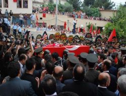 Anneler Günü'nde Oğlunu Toprağa Veren Şehit Annesi: Oğlum Her Yıl Olduğu Gibi Bugün De Bana Çiçek Göndermiş!!