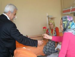 AK Parti Heyeti, Hastaneye Giderek Annelere Karanfil Verdi!