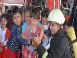 Minik İtfaiyeciler İş Başında