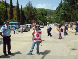 Trafik Dersinde Başarılı Olan Öğrenciler Trafik Polisliği Yapıyor