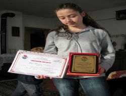 Tirebolu'da Öğrenciler, 'yılın Annesi' Konulu Kompozisyon İçin Yarıştı