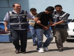 Namaz Kılan Yaşlı Kadının Çantasını Çaldılar
