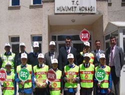 Kadınhanı'nda İlköğretim Okullarına Okul Geçit Görevlisi Kıyafeti