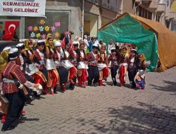 Hayırsever Kadınlar, Öğrenciler Yararına Kermes Düzenlendi