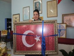 Edremit'in Nüfusu Kadar Boncukla Bayrak Yaptılar