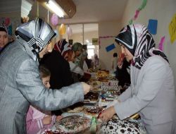 Hayırsever Kadınlar, Fakir Öğrencilere Burs Toplamak İçin Kermes Açtı
