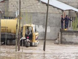Ağrı'da Sel Suları Köprü Çökertti; Bir Mahallenin Kent Merkezi İle Bağlantısı Kesildi!