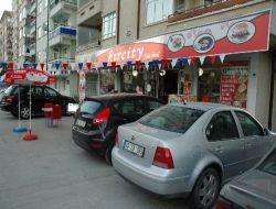 Kaldırımlara Park Edilen Araçlar Yayaları Rahatsız Ediyor