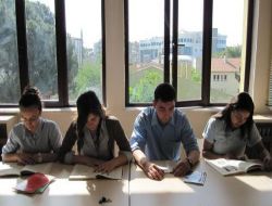 Edremit Lisesi Öğrenci Ve Öğretmenleri Okuma Kampanyasına Katıldı