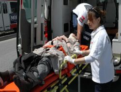 Emniyet Kemeri Bağlı Olmayan Sürücü Kaldırıma Çarpınca Camdan Fırladı