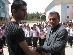 Okul Müdüründen Başarılı Öğrenciye Çeyrek Altın Ödül