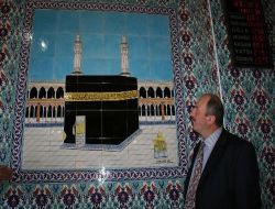Cami İçindeki Çiniden Kâbe Ve Mescid-i Nebevî Görüntüsü Cemaatin Takdirini Kazandı