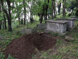 Tarihi Mezarlık Defineciler Tarafından Tahrip Edildi