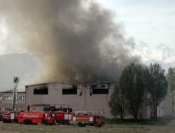Mobilya Fabrikasında Çıkan Yangın Maddi Hasara Neden Oldu