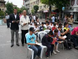 Enderun Öğrencileri Şehir Meydanında Kitap Okudu