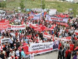 Chp'li Gençlerden Bbaykal'a 'geri Dön' Mitingi