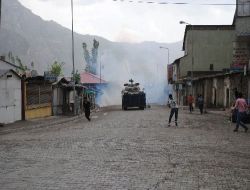 Hakkari'de Göstericiler Atatürk Heykelini Taşladı