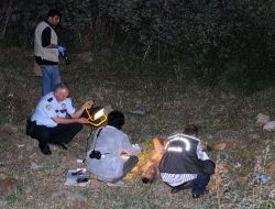 Bileklerini Keserek İntihar Etti!