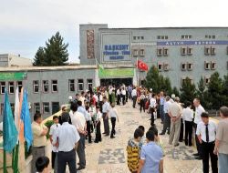 Türkmenistan'da Binlerce Öğrenci Türkmen-türk Okullarına Girmek İçin Yarıştı