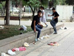 Mersin Atatürk Parkı'nda Çöp Yığınları Arasında Piknik Yapılıyor