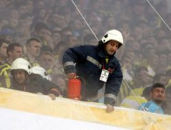 Şükrü Saracoğlu Stadı'nda Tribünler Yanıyor!!