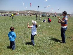 Öğrencilerin Uçurtma Şenliği Heyecanına Sanatçılar Da Ortak Oldu