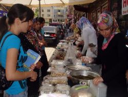Dinar'da Eğitim Gönüllüsü Bayanlar Fakir Öğrenciler Yararına Kermes Açtı