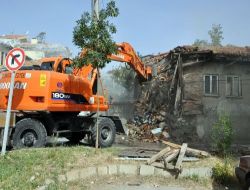 Isparta'da Terk Edilmiş Binalar Yıkılıyor