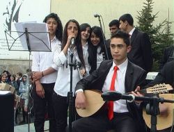 Yağmur Altındaki Konser Öğrencileri Coşturdu