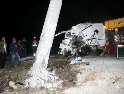 Aşırı Hızla Direğe Çarpan Araç İkiye Bölündü: 1 Ölü