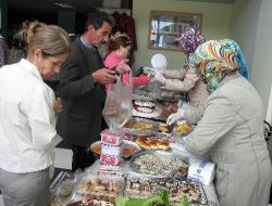 Eğitim Derneği Fakir Öğrenciler Yararına Kermes Düzenledi