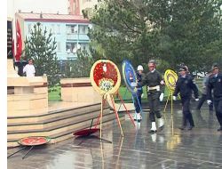 19 Mayıs Kutlamalarında Yağmura Yakalanan Öğrenciler Bayrakların Altına Sığındı