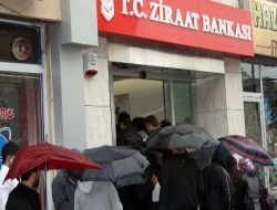 Yağmur Altında Harç Kuyruğu