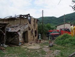 7 Kişinin Yaşadığı Kerpiç Ev Yangında Kül Oldu