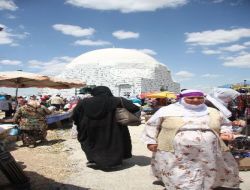 Diyarbakır'da On Binlerce Kişi, Türbe Ziyareti İçin Aktepe'ye Akın Etti