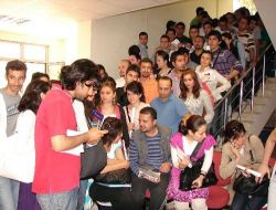 Memur Adayları Şifre Almak İçin Saatlerce Kuyrukta Bekledi