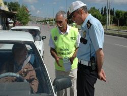 Emniyet, Şoförlere Emniyet Kemeri Ve Kask Kullanımı İçin Broşür Dağıttı